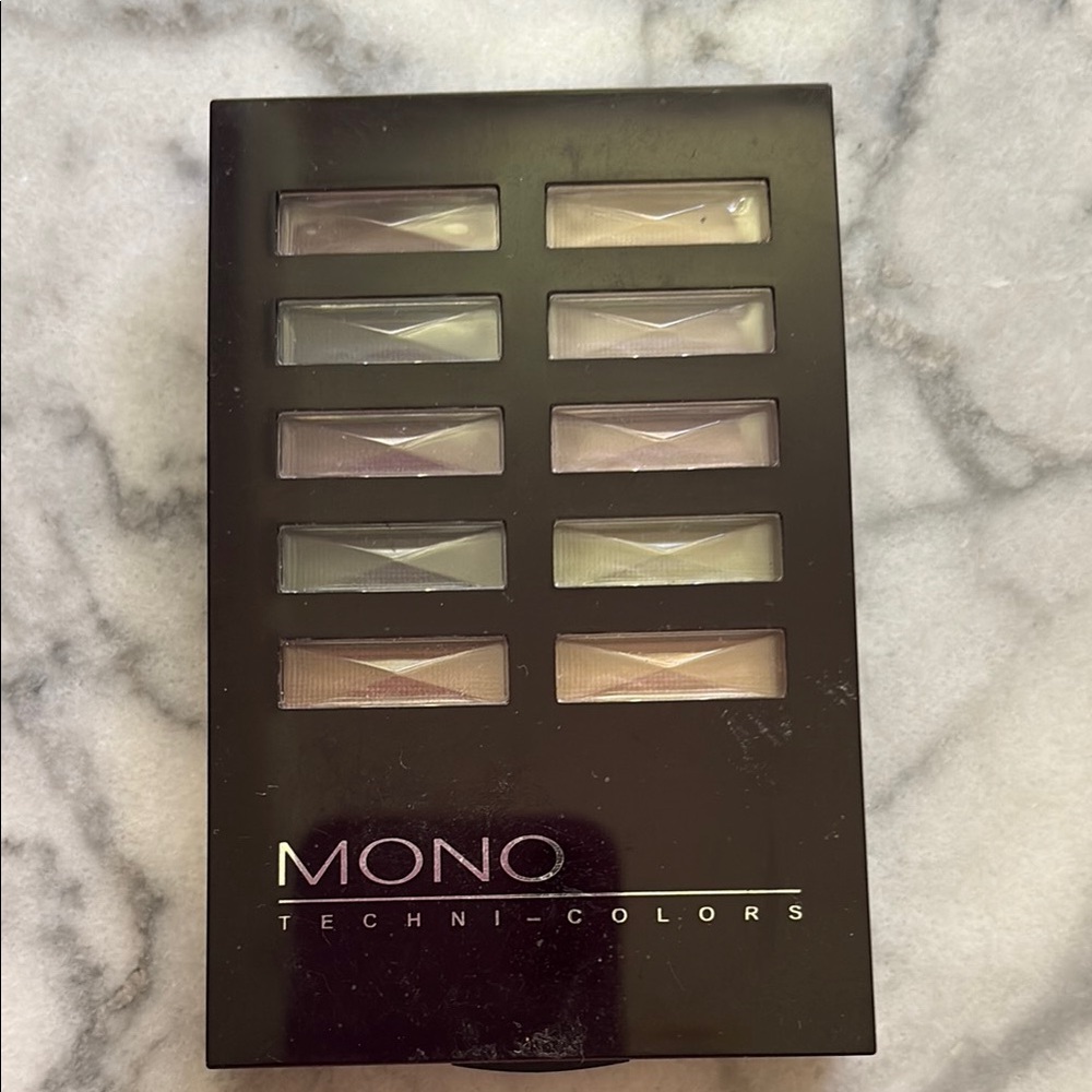 Eyeshadow Palette with Neutral and Cool Tones